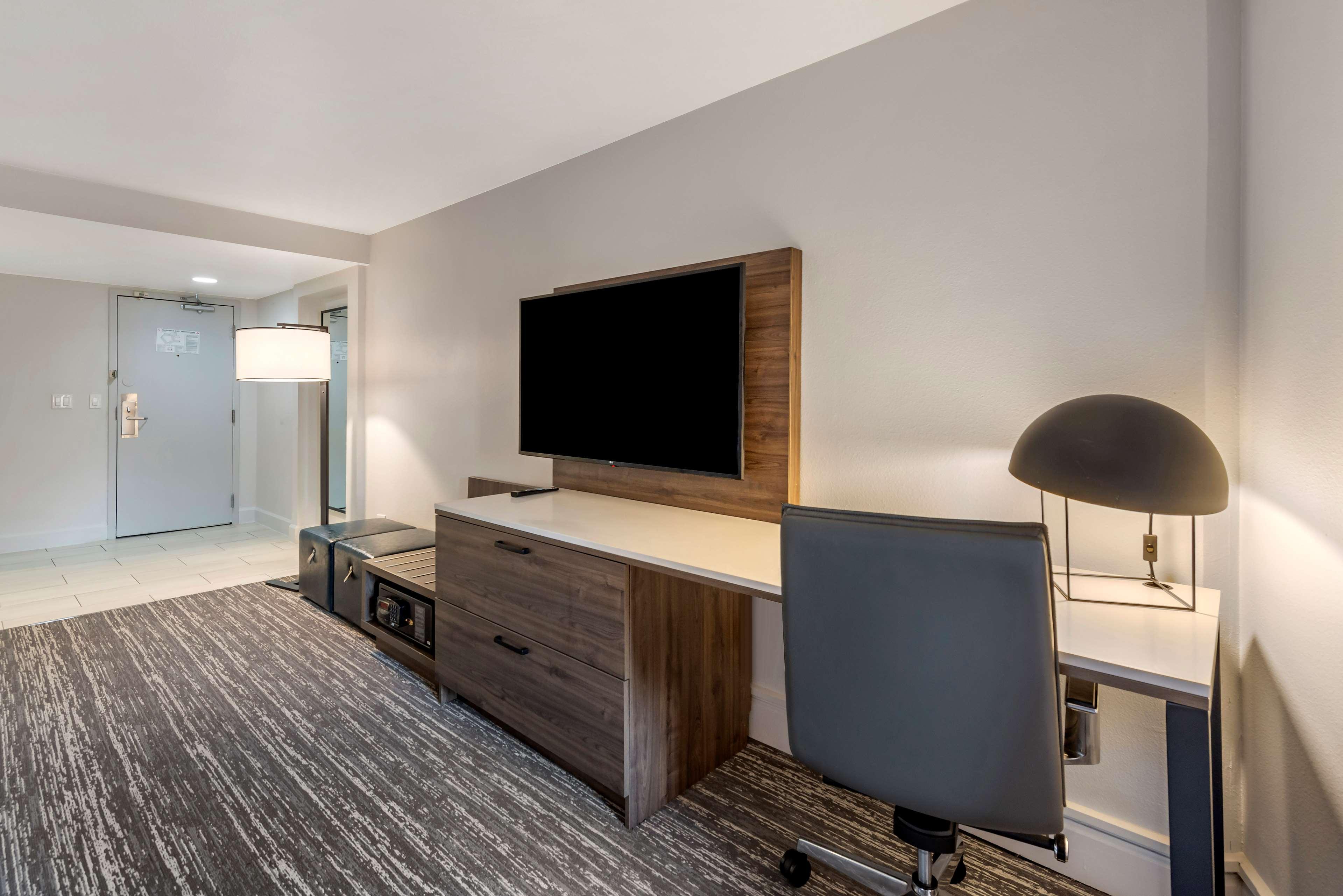 Best Western Premier East Hotel 3*